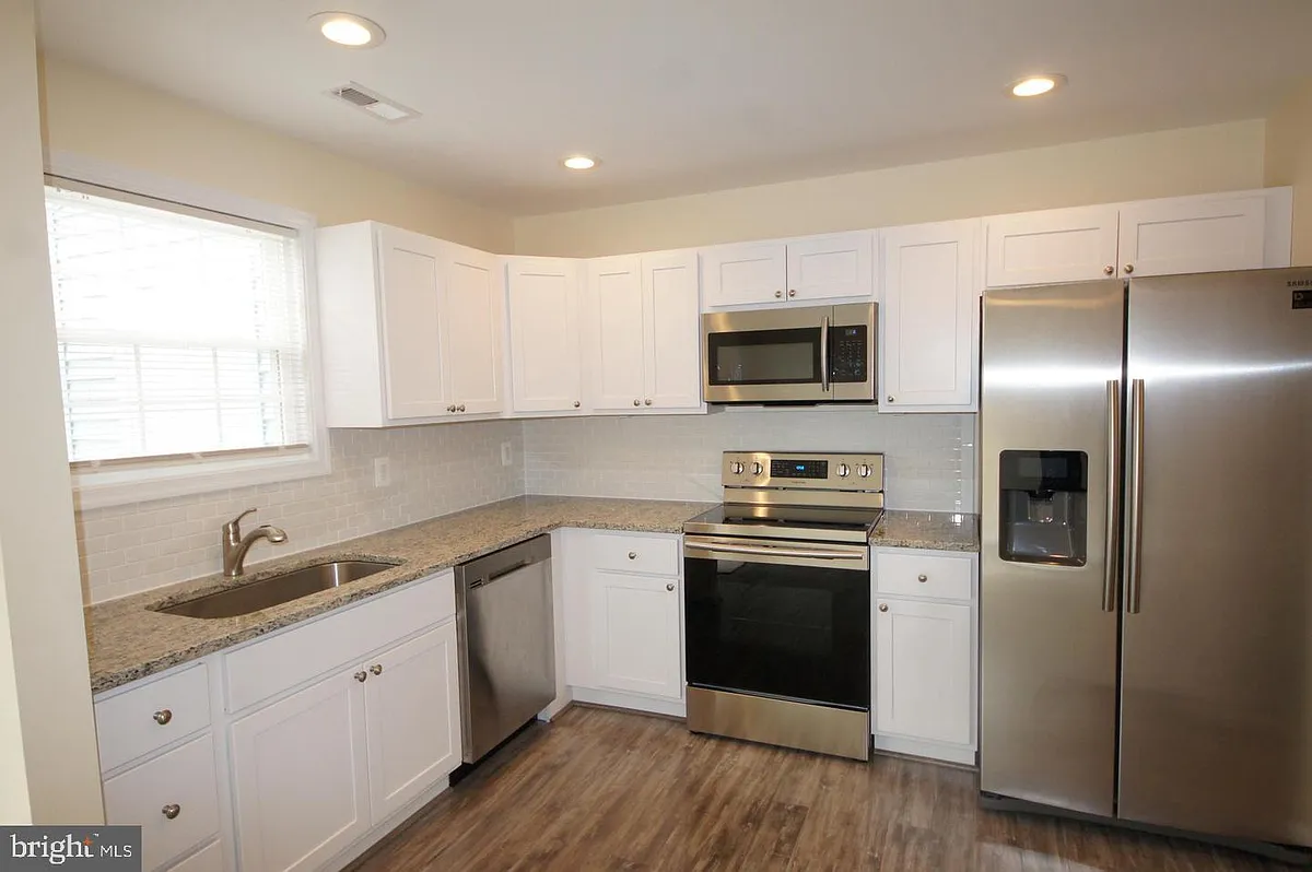 Building Photo - 1656 Woodtree Ct E