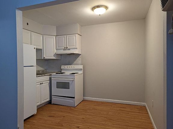 5th image of 3320 Greenwood Blvd APT 4