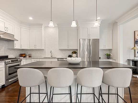 5th image of 11 Lillian Way Unit 11