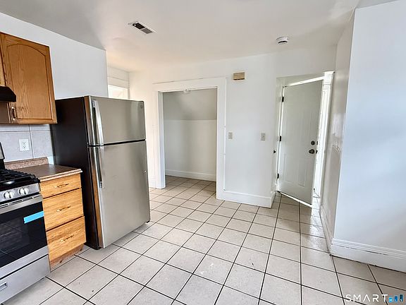 2nd image of 202 6th St #3