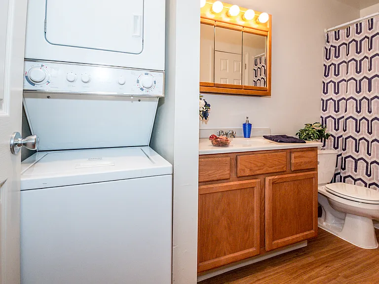 Robin Hill Apartments — Photo 8