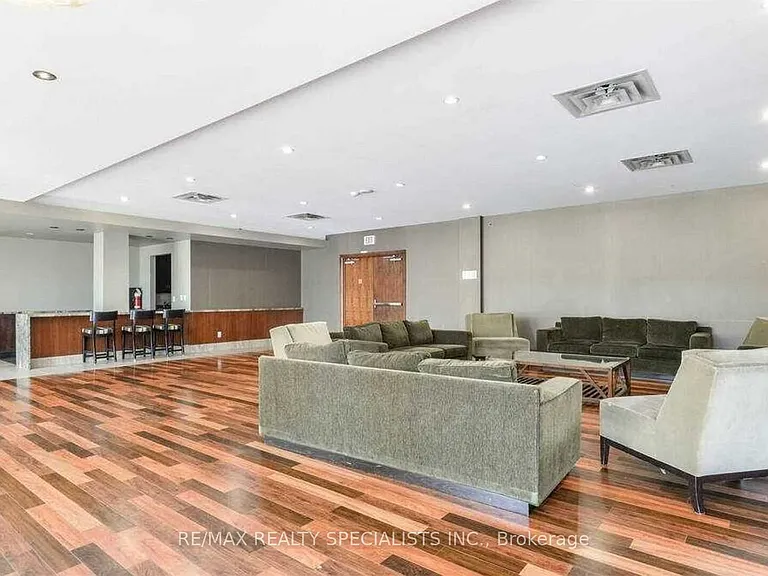 330 Princess Royal Dr #320 — Photo 33