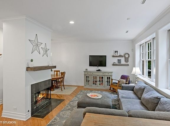 2nd image of 2850 N Lakewood Ave Unit I