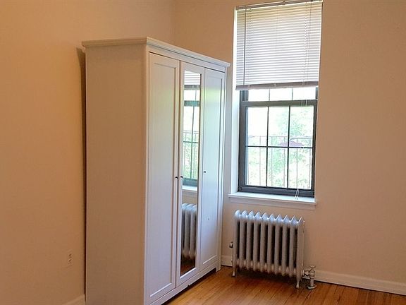 3rd image of 2421 41st St APT 3F
