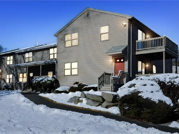 402 Pinewood Dr, Smithfield, RI 02917