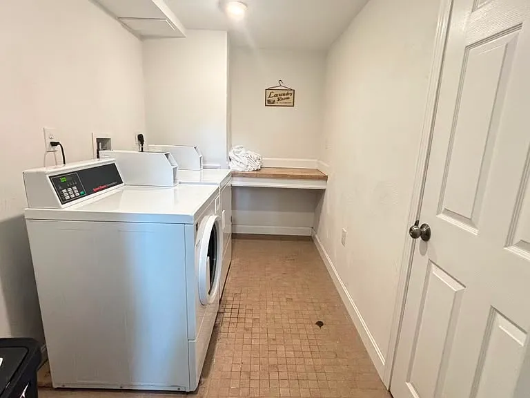 29 Newton Pl #B — Photo 16