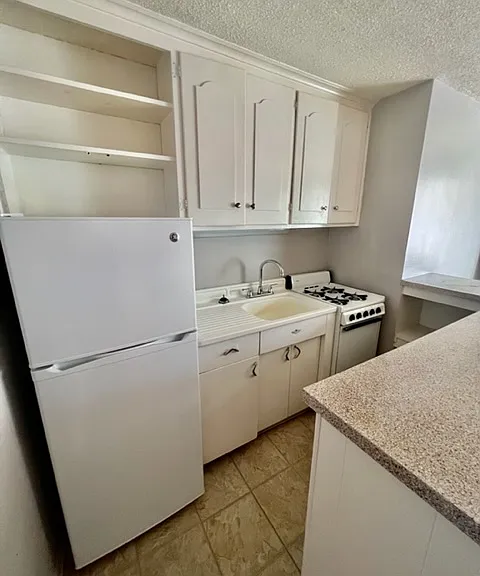 Corona Manor Apartments — Photo 23