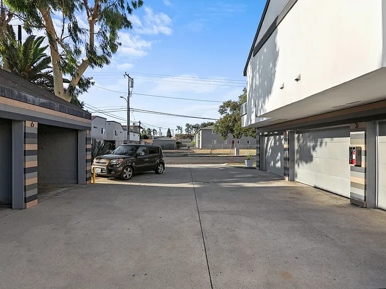 850 N Van Ness Ave #2 — Photo 22