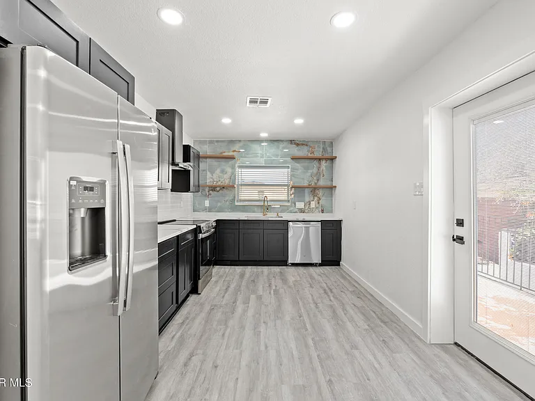 3221 N Stanton St — Photo 13