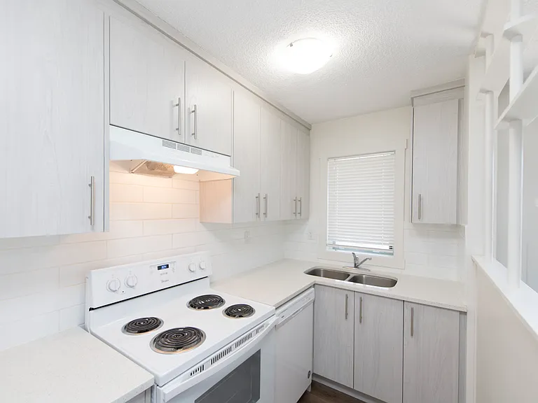 306 21st Ave SW — Photo 3