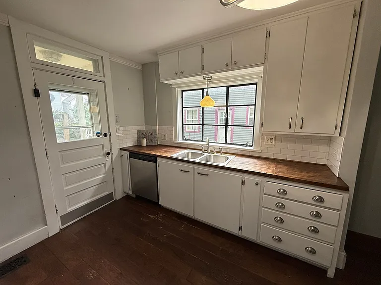 403 Englewood Ct — Photo 12