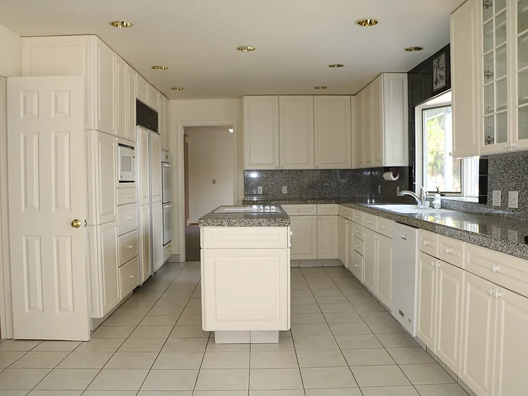 74 San Luis Ct — Photo 2