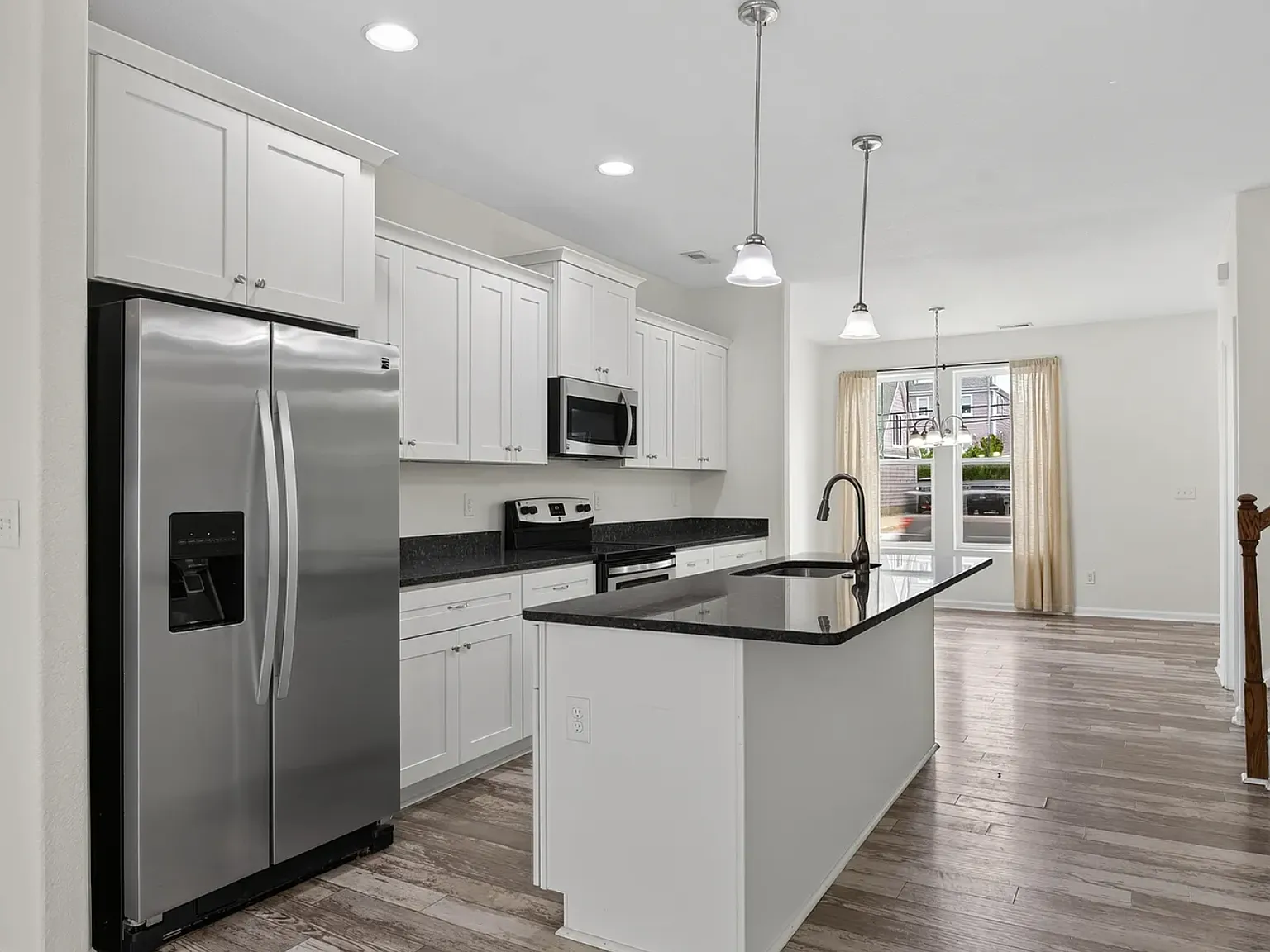 4 bed, 2395 sqft, $3,600 — Photo 3
