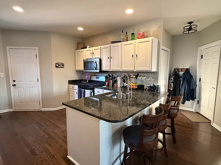 Kitchen + Breakfast Bar