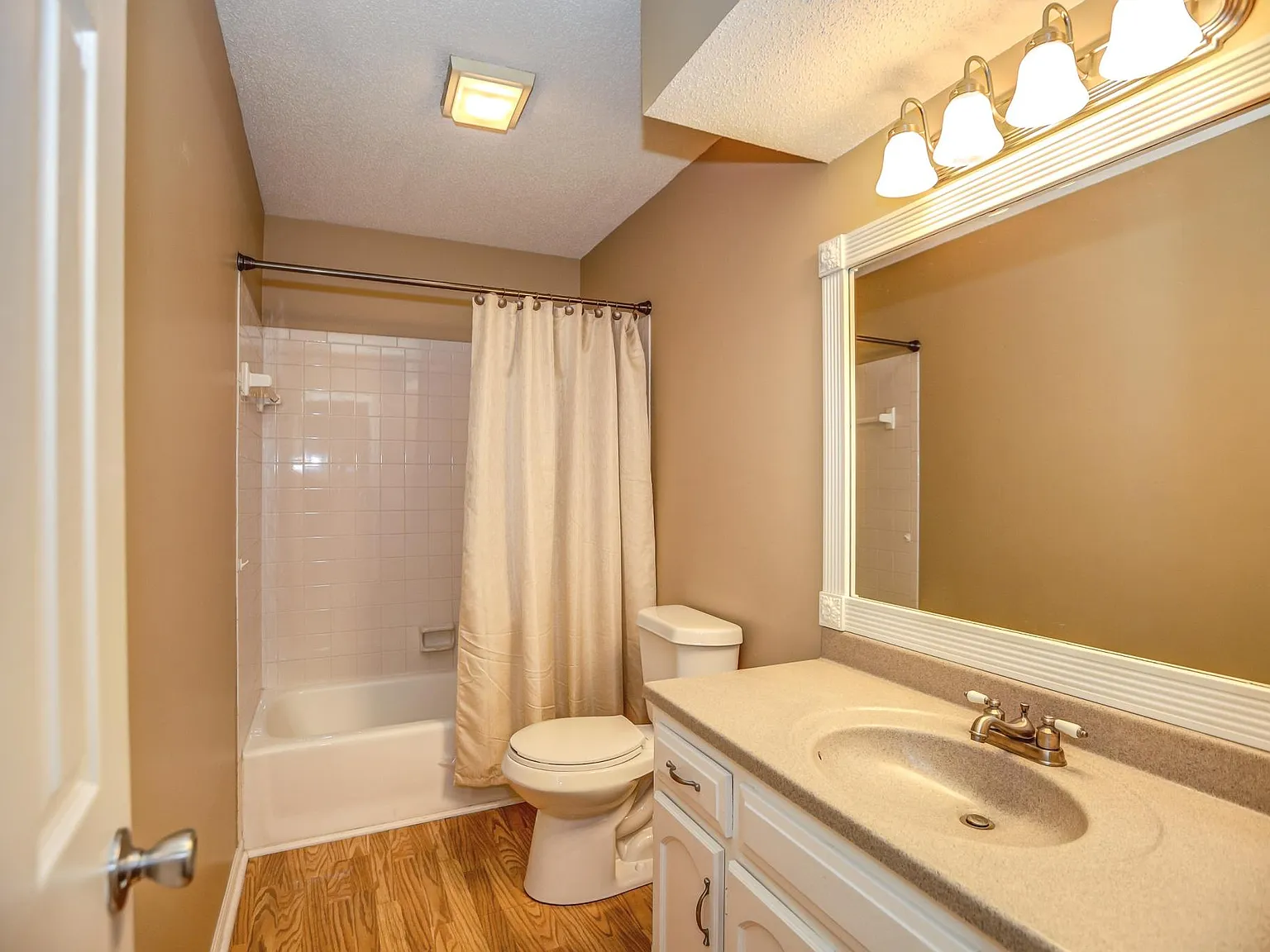 3 bed, 1700 sqft, $2,195 — Photo 4