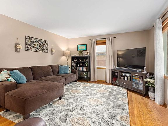 Picture window wd flrs in LR