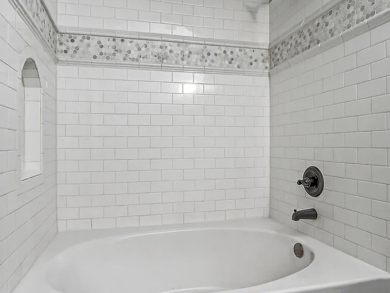 2120 Honour Point Pl — Photo 16