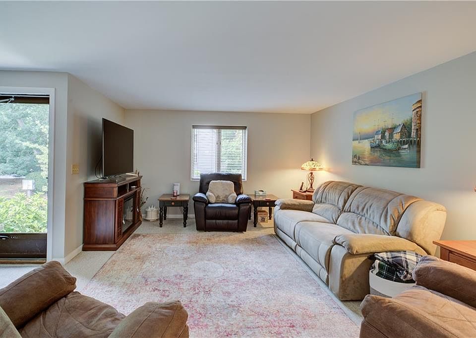 Glen Oaks Condominiums - 320 Westmoreland St Narragansett RI | Zillow