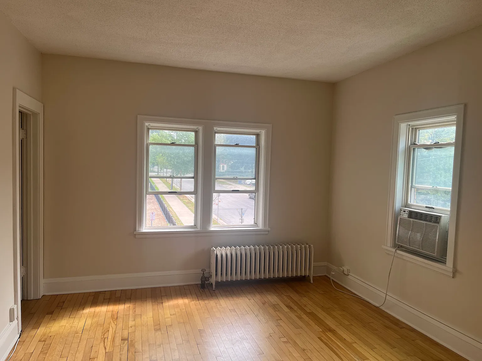 2 bed, 700 sqft, $1,350 — Photo 2