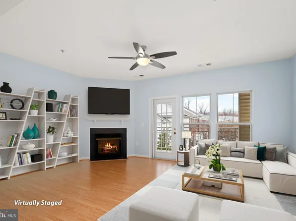 2921 Deer Hollow Way Unit 211, Fairfax, VA 22031