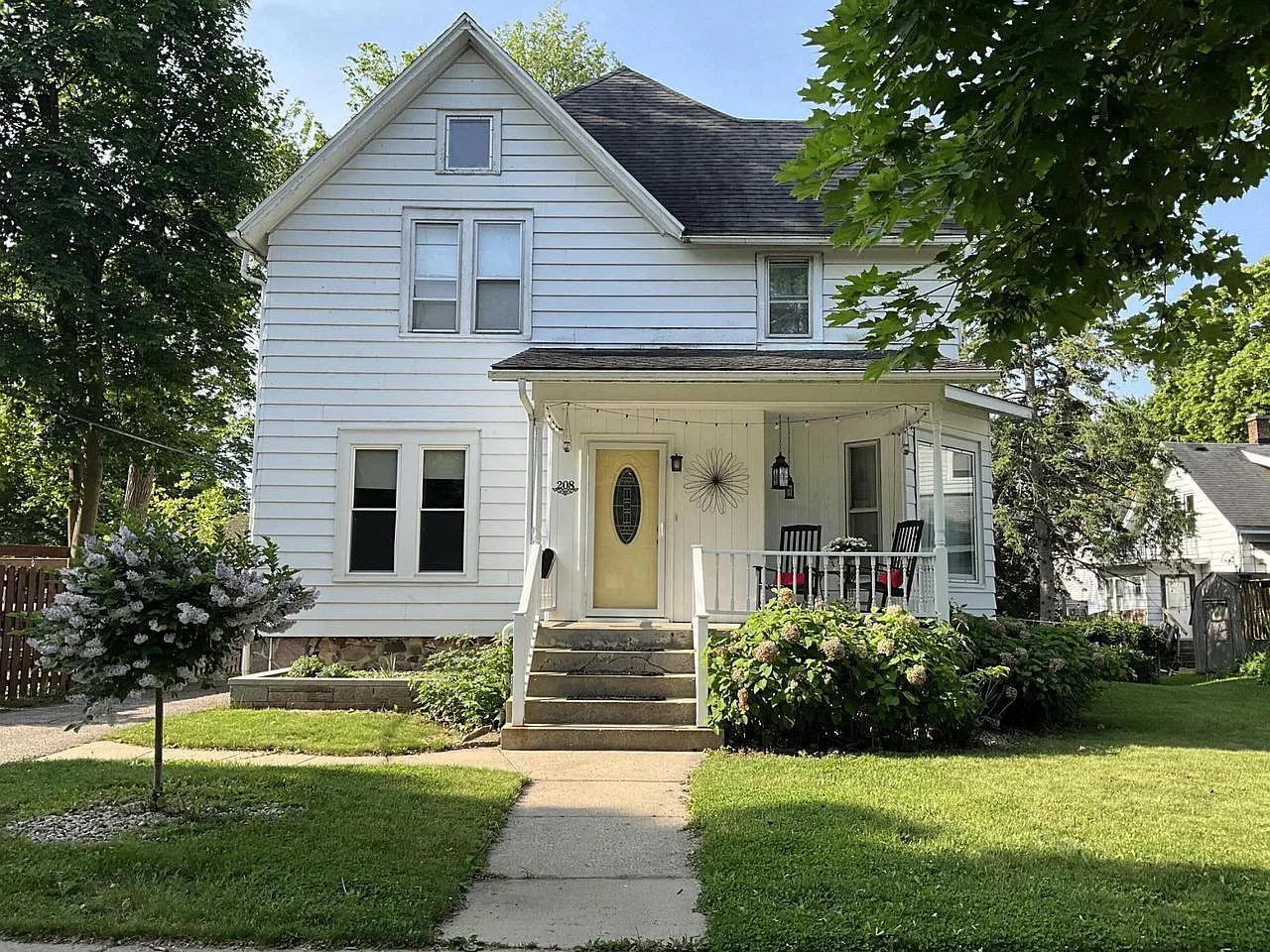 208 East Sherman AVENUE photo 1