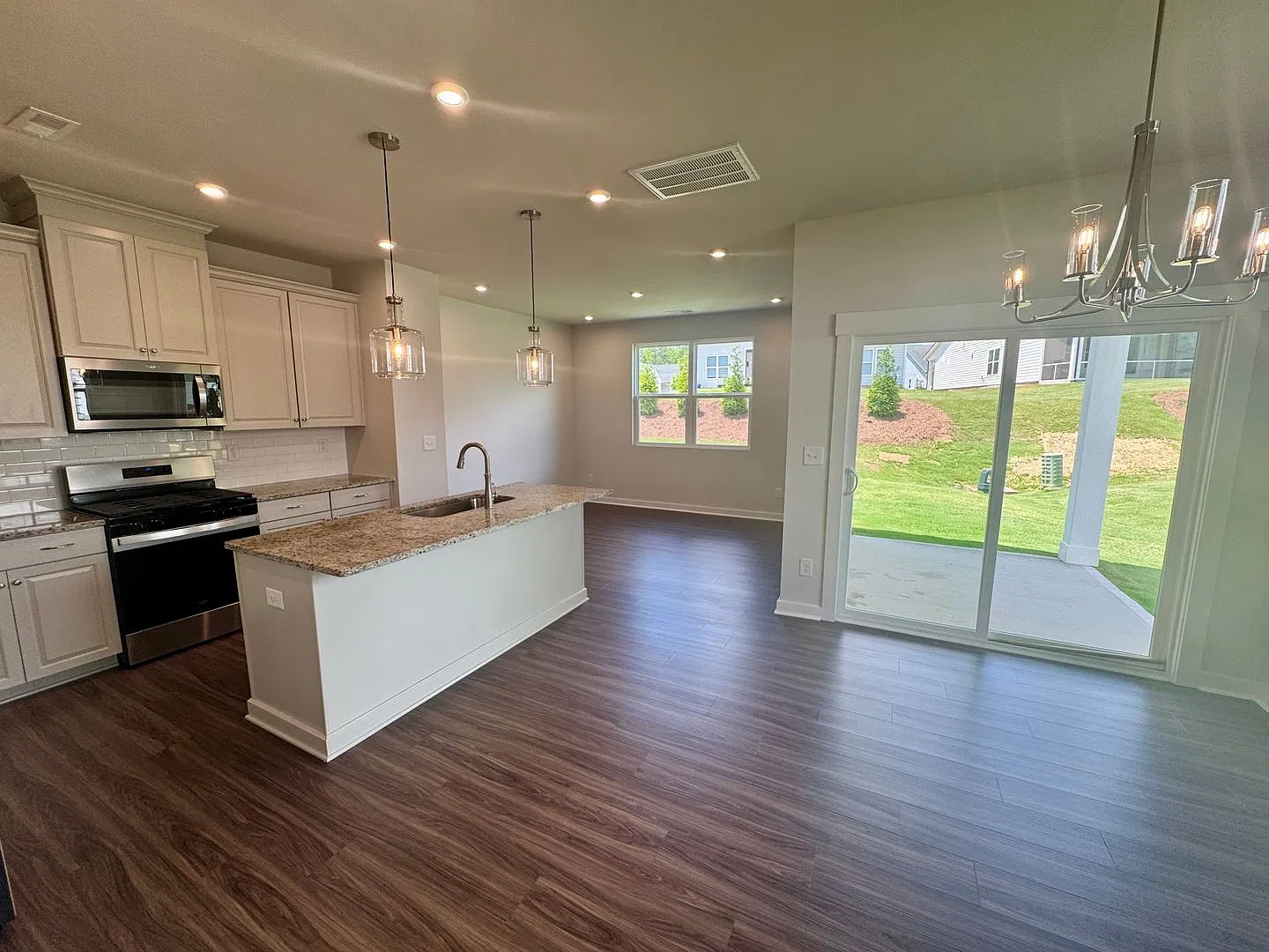 Beautiful 4BR/3BA Townhouse in Griffith Lakes — Photo 3