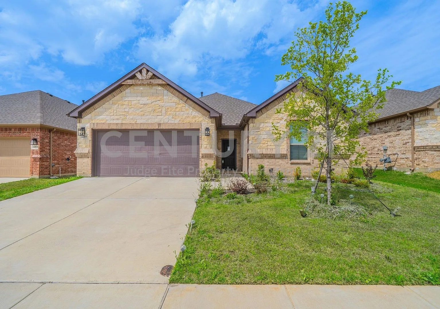 Beautiful 3/2/2 Located in the Growing Community of Alvarado! — Photo 1