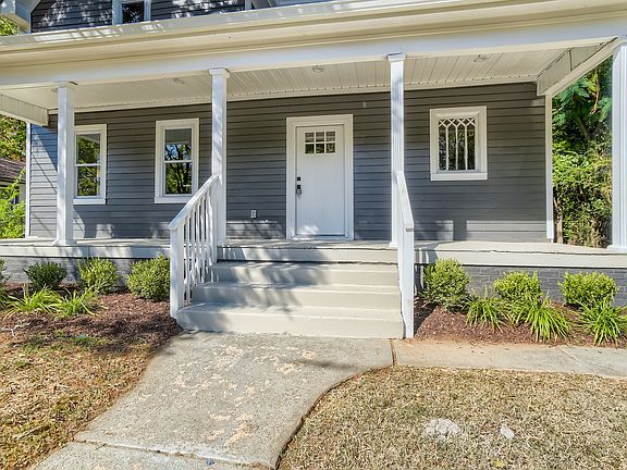 03 Exterior Front Entry_10072022