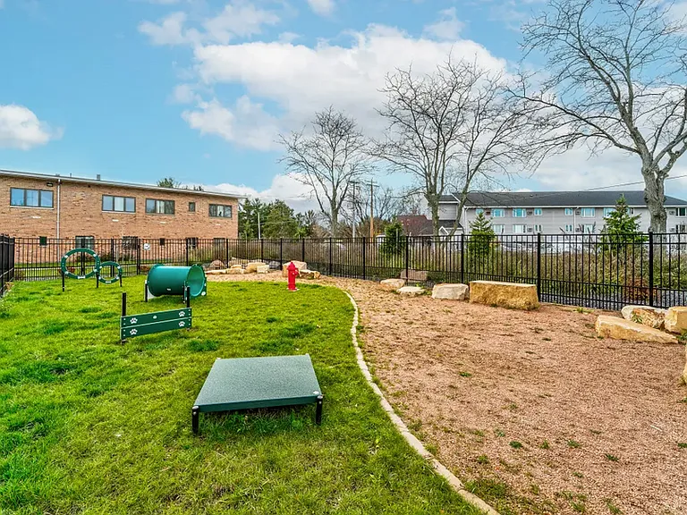 Sunset Place Apartments — Photo 4