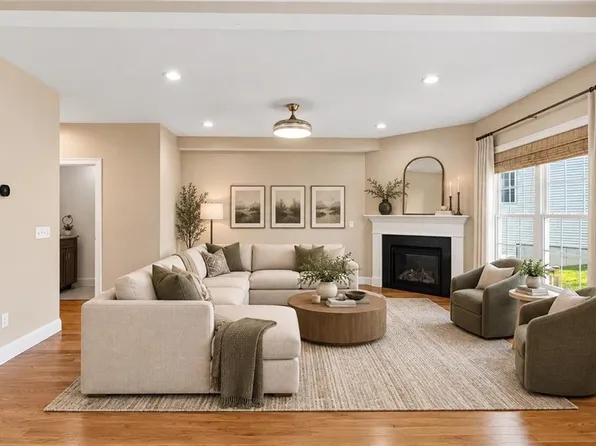 102 Hunting Hill Dr, Cumberland, RI 02864