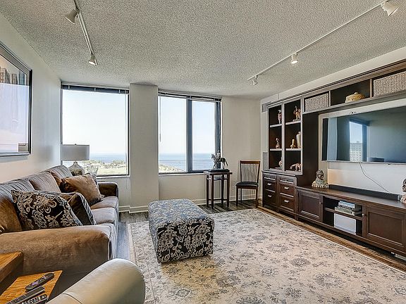4th image of 929 N Astor St Unit 1406
