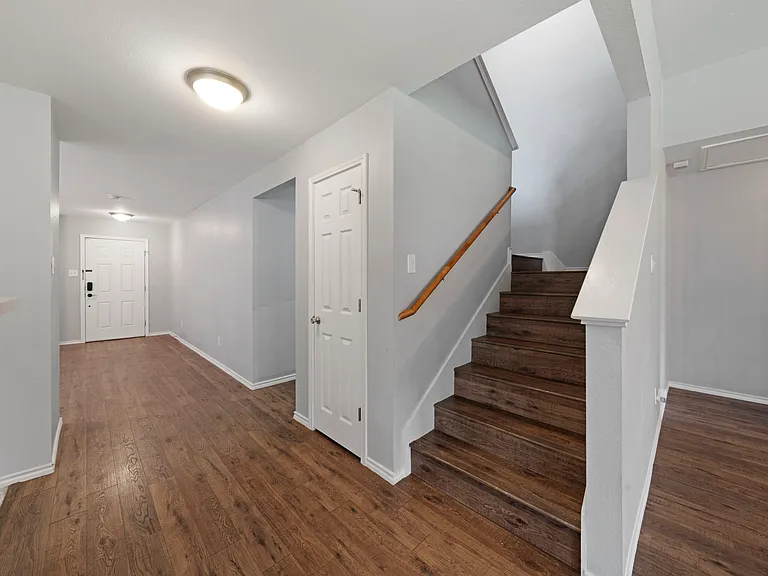 2105 Arthur St — Photo 3