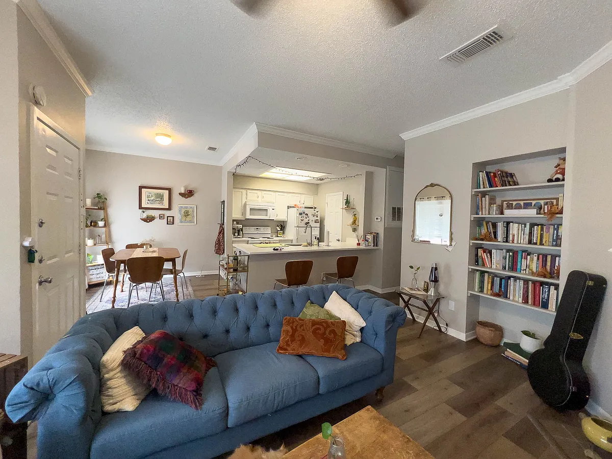 Building Photo - 915 W 23rd St #205