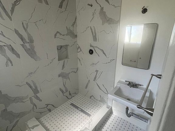 5th image of 1147 N Vista St APT 4