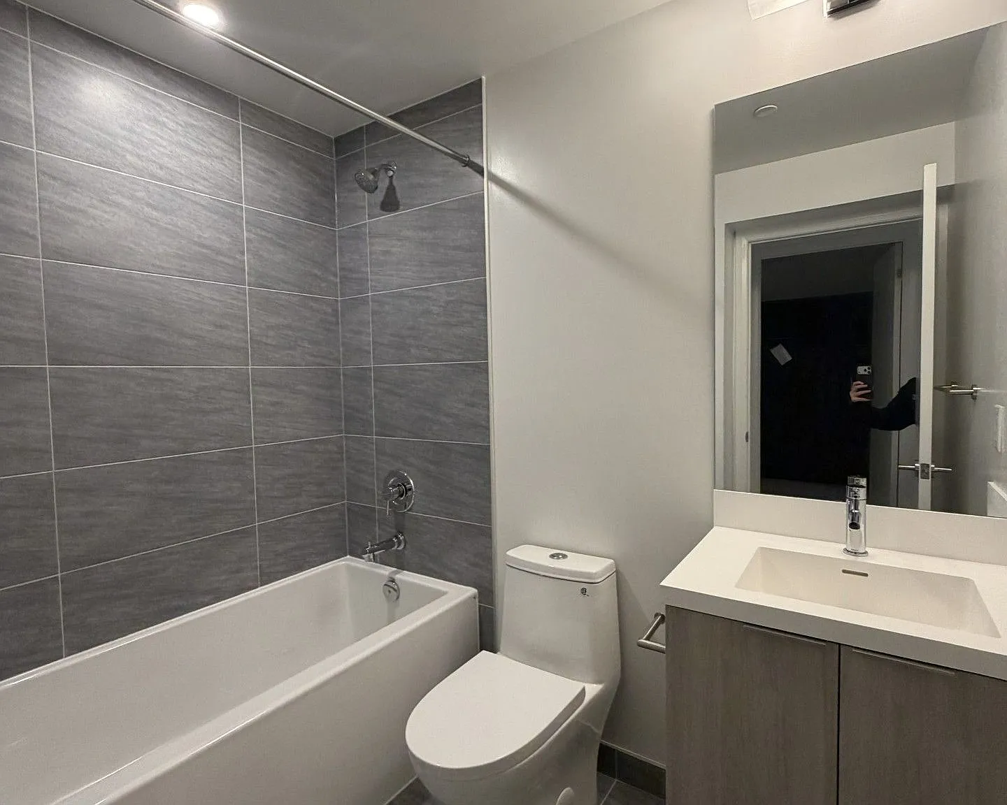 400 King West — Photo 1