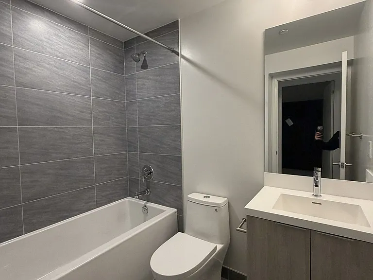 400 King St W #812 — Photo 1