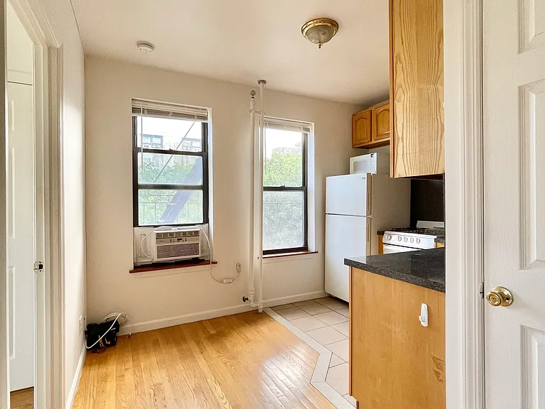112 Graham Ave #10 — Photo 4