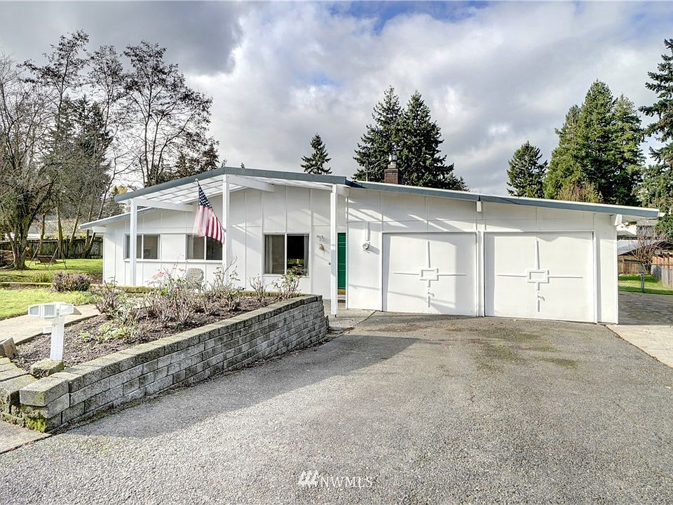 Location! Hidden gem tucked at the end of a dead end street! 