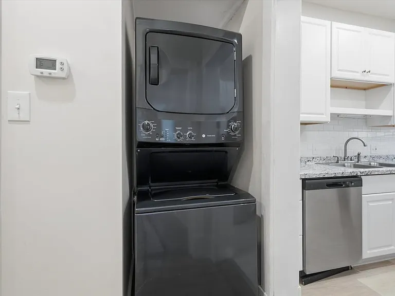 2305 Abercorn St — Photo 14