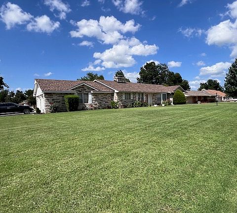 Awesome and impressive curb appeal beautiful corner lot with established *yard of the month* front and rear lawn all maintained within the rent