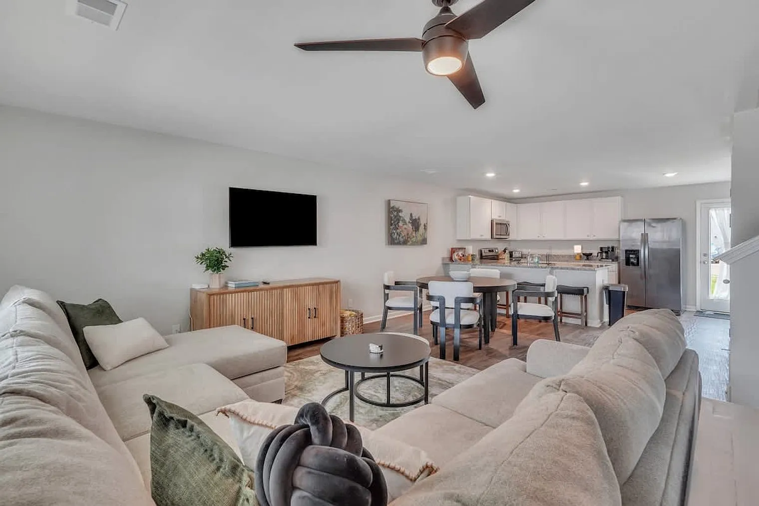 3 bed, 2.0 bath, 1453 sqft, $3,264 — Photo 2