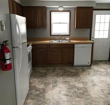 2nd image of 403 Deer Ln #A