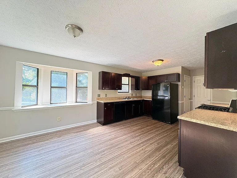 901 Locke Dr — Photo 5