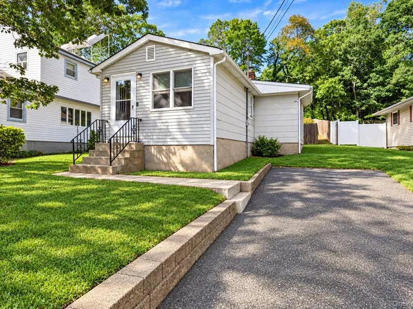 3 Edgewood Ave, Farmingville, NY 11738