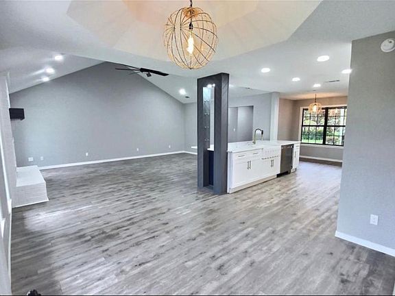 5th image of 806 Melissa Ct
