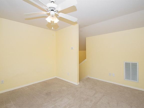 3rd image of 921 Chestnut Ln