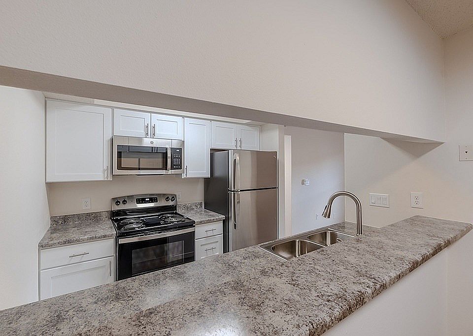 Kitchen & Bar