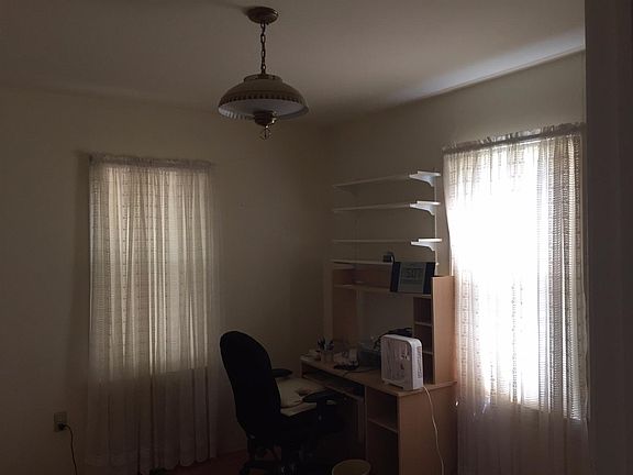5th image of 915 W Avenue D
