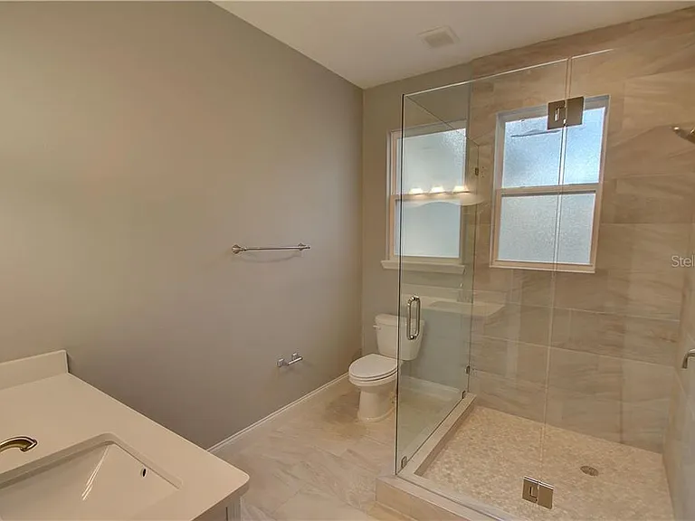 800 E Jefferson St — Photo 9