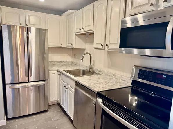 95 Fountain Ln APT 14, Weymouth, MA 02190